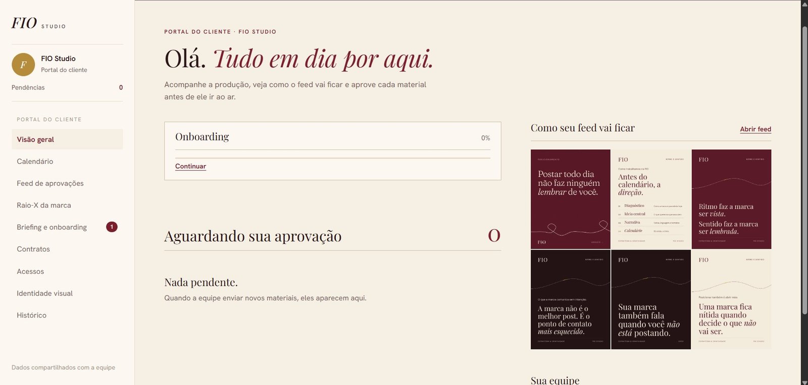 Portal do cliente da FIO: visão geral com onboarding, aprovações pendentes e a prévia do feed